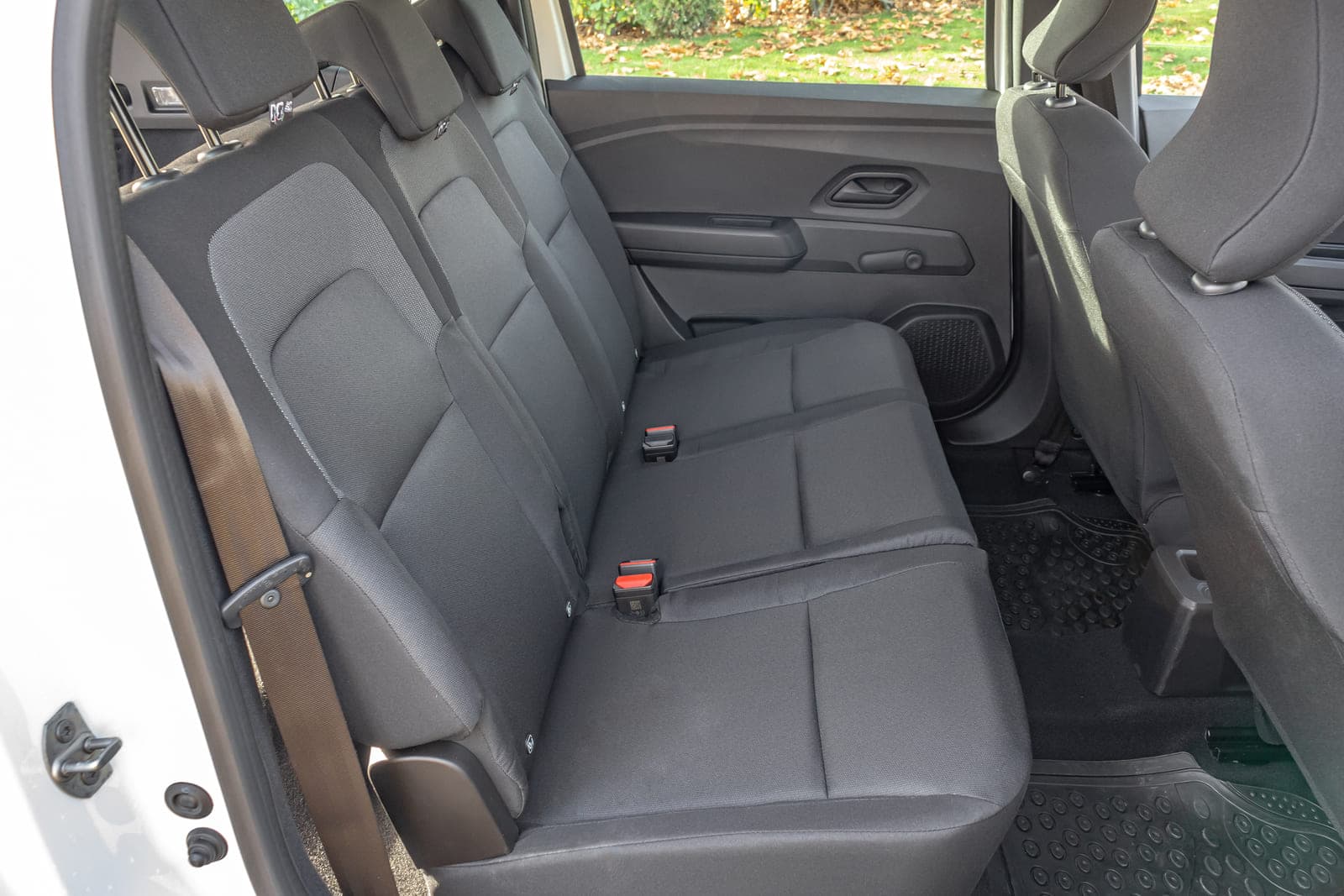 https://topmobility-prod-cms.s3.eu-central-1.amazonaws.com/dacia_jogger_2025_back_seats_96c7cad87b.jpg