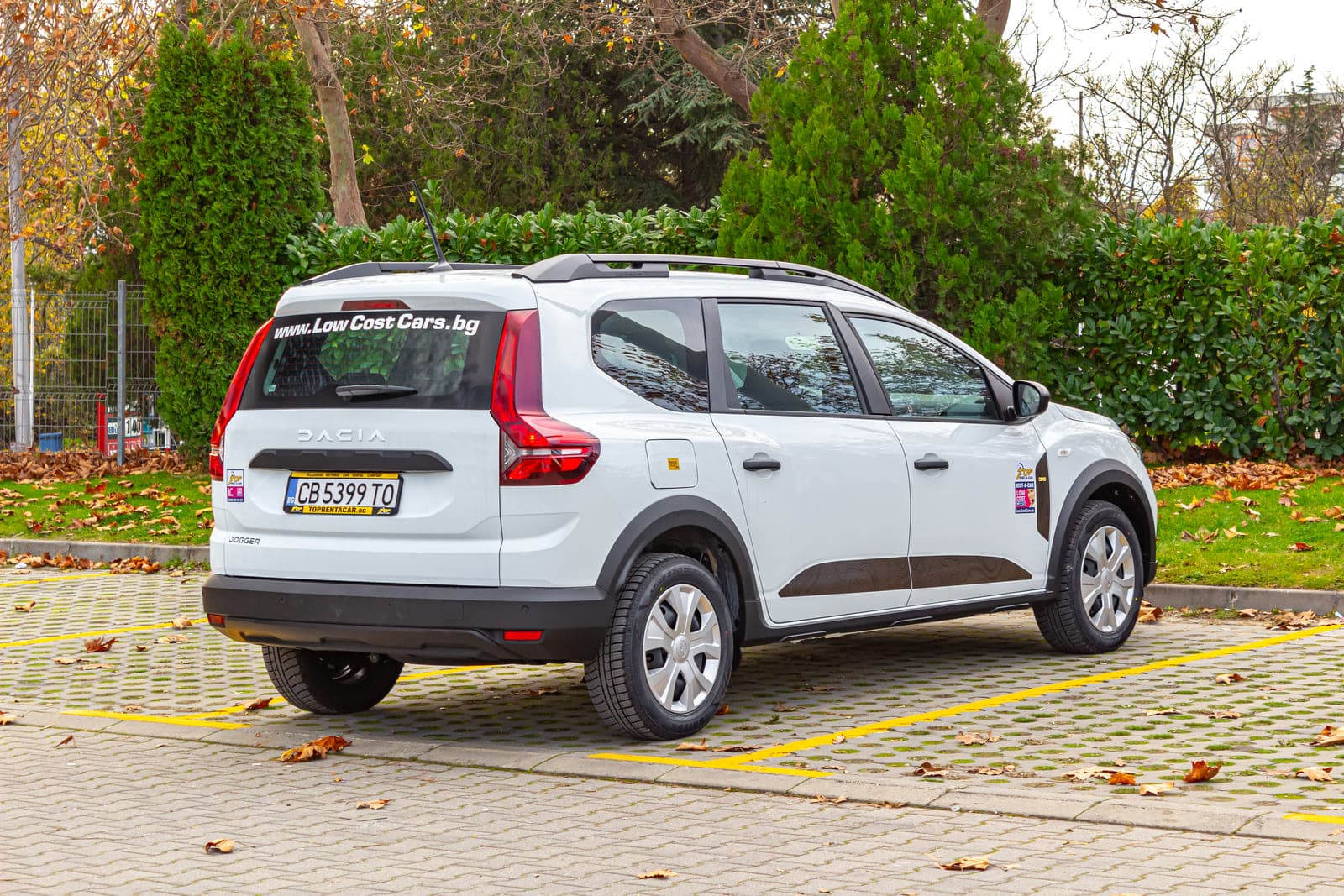 https://topmobility-prod-cms.s3.eu-central-1.amazonaws.com/dacia_jogger_2025_car_rental_e4c0bf4206.jpg