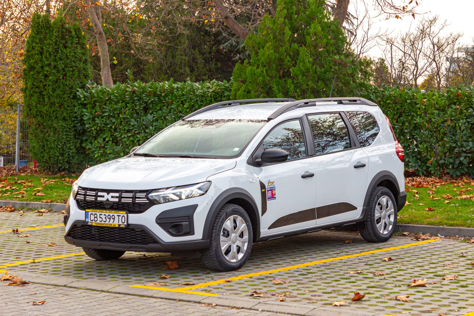 https://topmobility-prod-cms.s3.eu-central-1.amazonaws.com/dacia_jogger_2025_for_rent_c6eccc746b.jpg