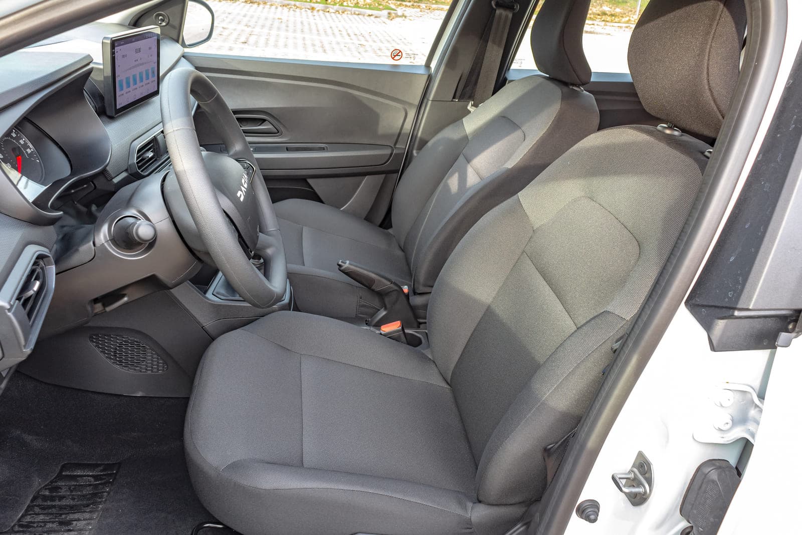 https://topmobility-prod-cms.s3.eu-central-1.amazonaws.com/dacia_jogger_2025_front_seats_757e1b6298.jpg