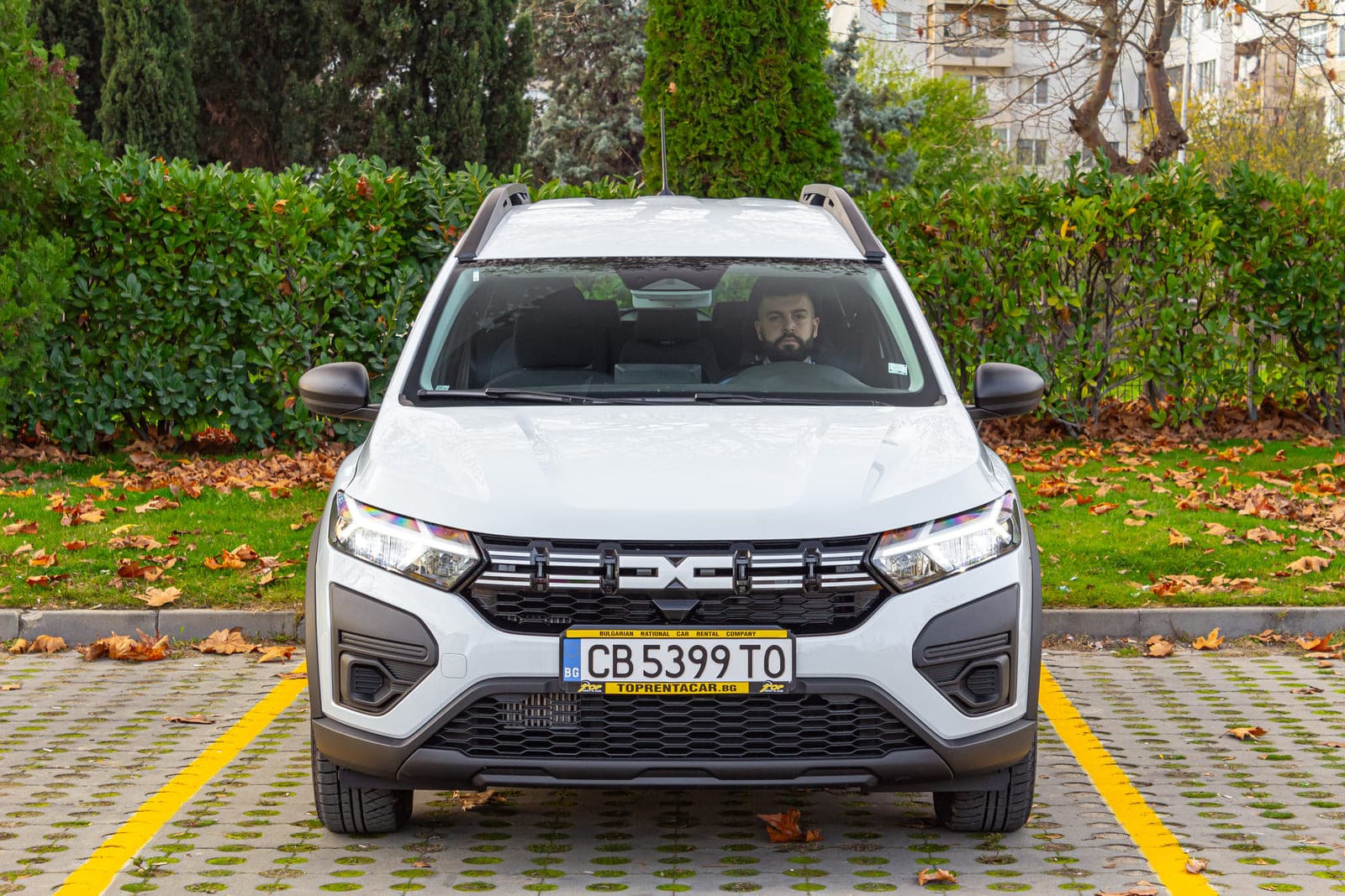 https://topmobility-prod-cms.s3.eu-central-1.amazonaws.com/dacia_jogger_2025_front_view_bbcc7b4bb9.jpg