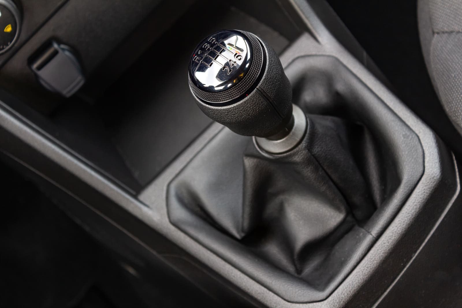 https://topmobility-prod-cms.s3.eu-central-1.amazonaws.com/dacia_jogger_2025_manual_gearbox_0e8f4a28b0.jpg