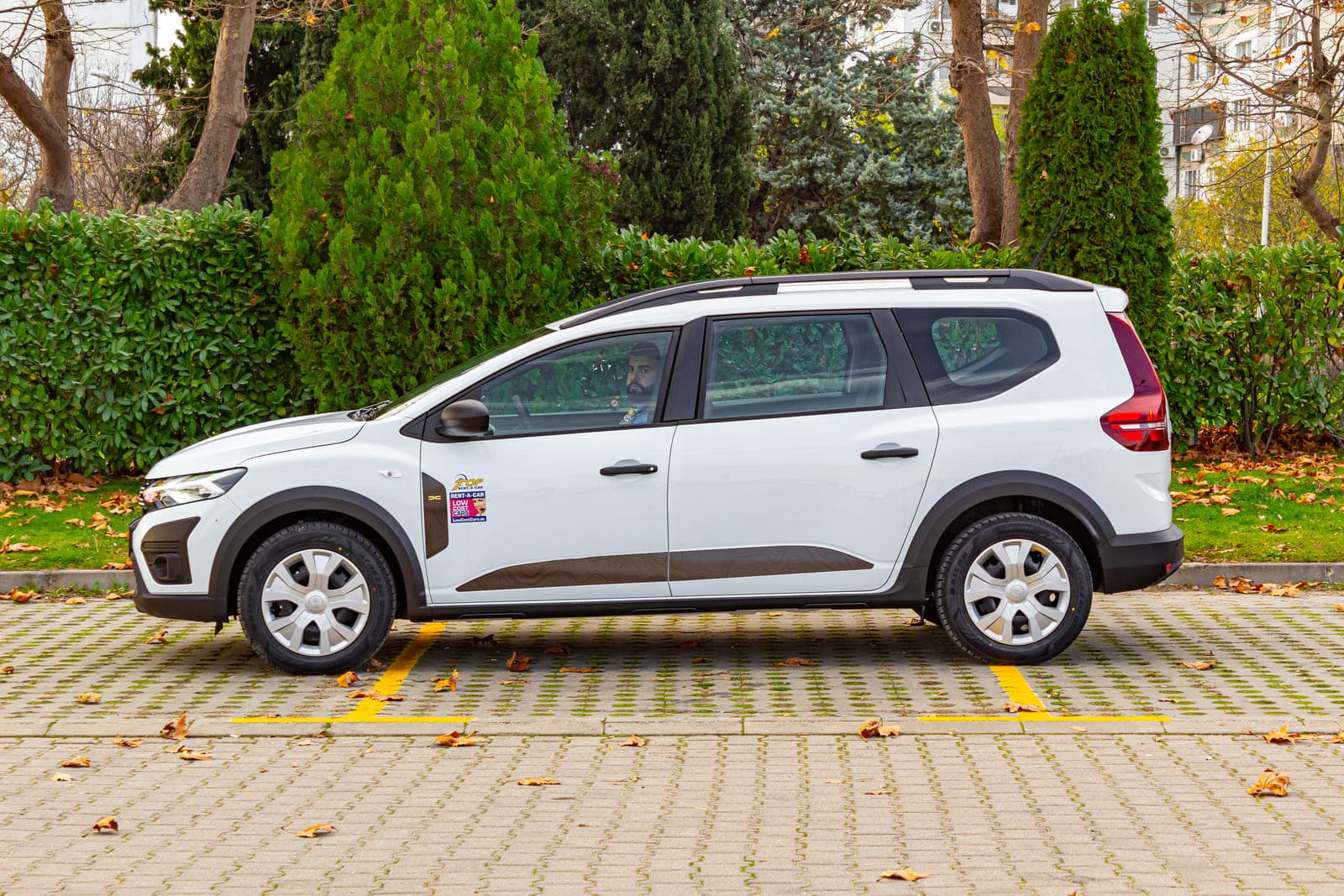 https://topmobility-prod-cms.s3.eu-central-1.amazonaws.com/dacia_jogger_2025_side_view_338dd97ea4.jpg