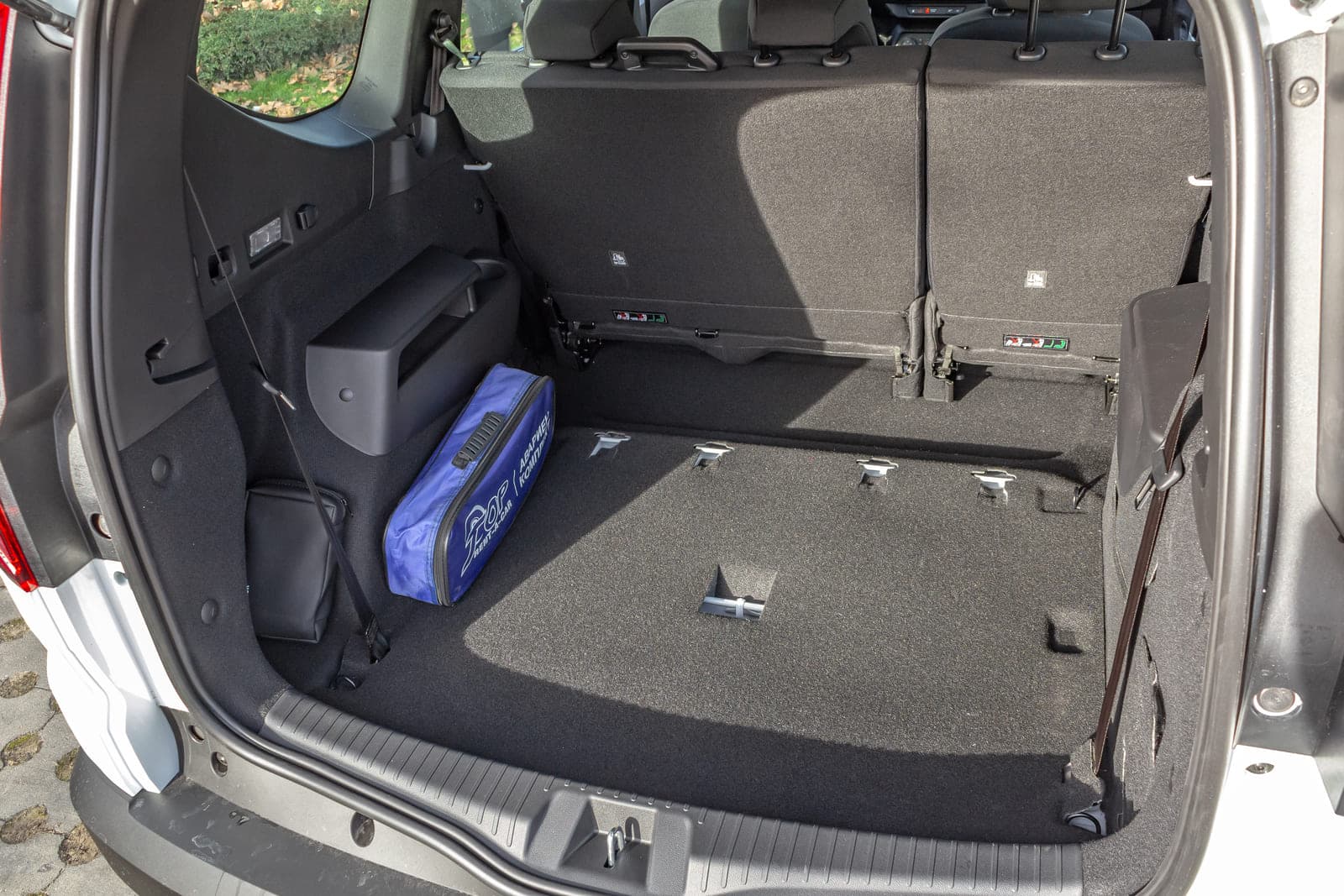 https://topmobility-prod-cms.s3.eu-central-1.amazonaws.com/dacia_jogger_2025_trunk_7c38f65c10.jpg