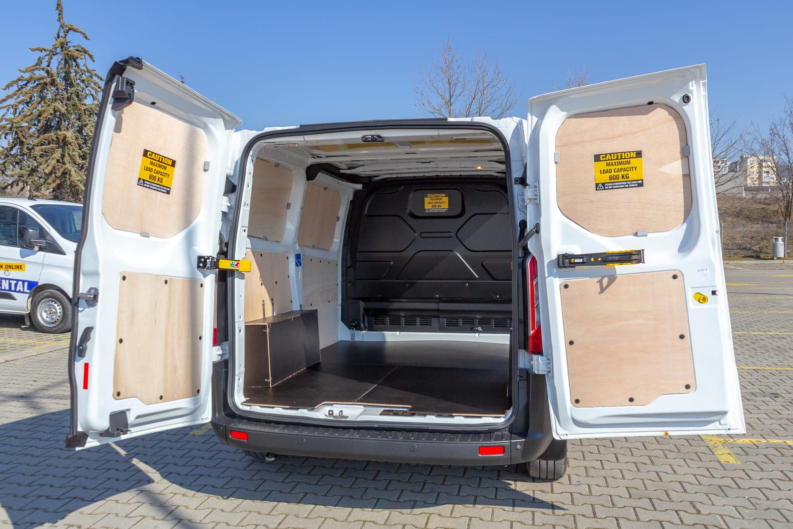 https://topmobility-prod-cms.s3.eu-central-1.amazonaws.com/ford_custom_cargo_compartement_c87ebc2e2f.jpg