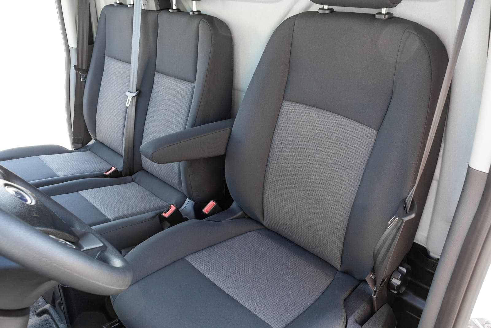 https://topmobility-prod-cms.s3.eu-central-1.amazonaws.com/ford_custom_cargo_front_seats_32a23883c1.jpg