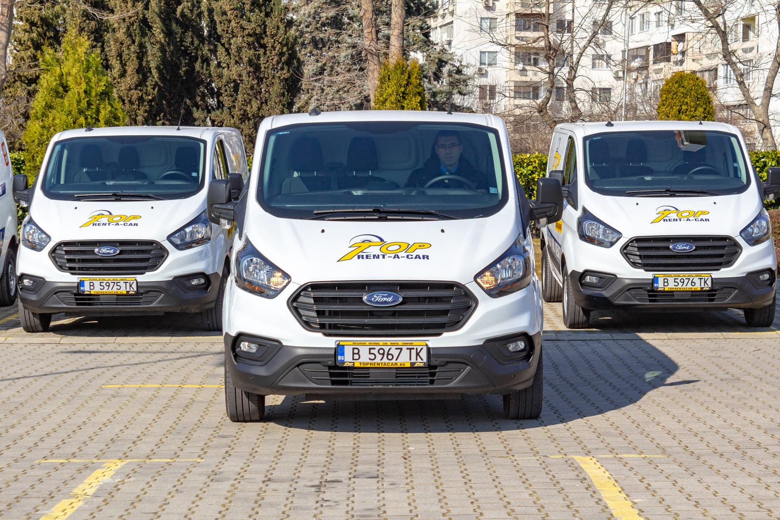 https://topmobility-prod-cms.s3.eu-central-1.amazonaws.com/ford_custom_cargo_front_view_ae7b50673b.jpg