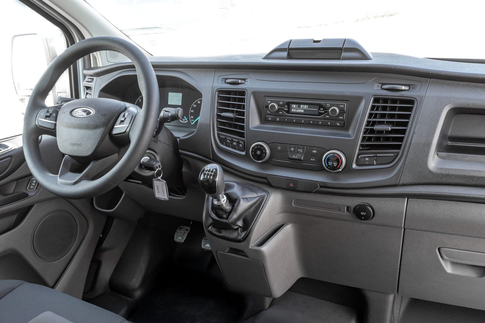 https://topmobility-prod-cms.s3.eu-central-1.amazonaws.com/ford_custom_cargo_interior_b442ce4523.jpg
