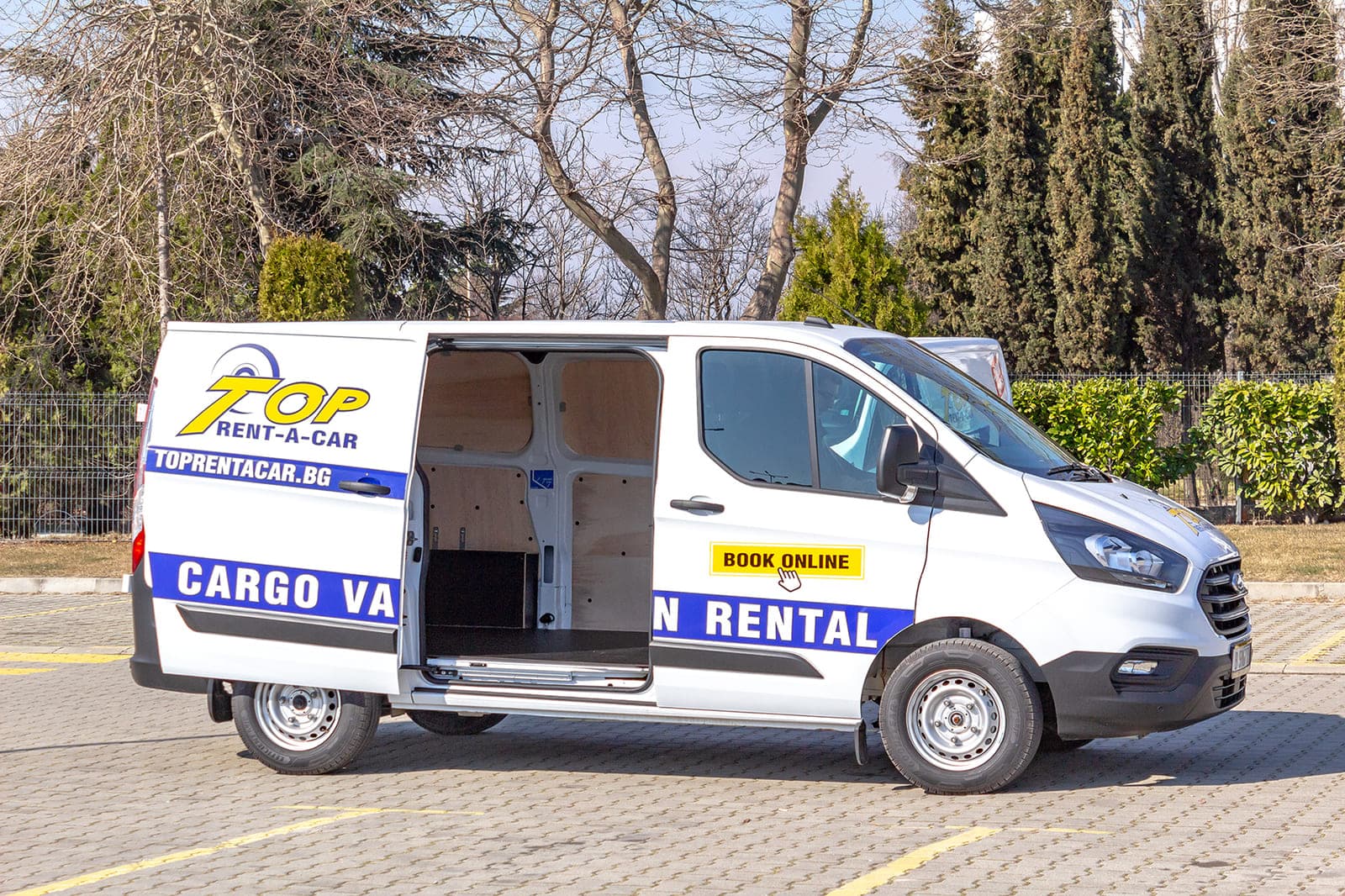 https://topmobility-prod-cms.s3.eu-central-1.amazonaws.com/ford_custom_cargo_side_door_56119dcb9a.jpg