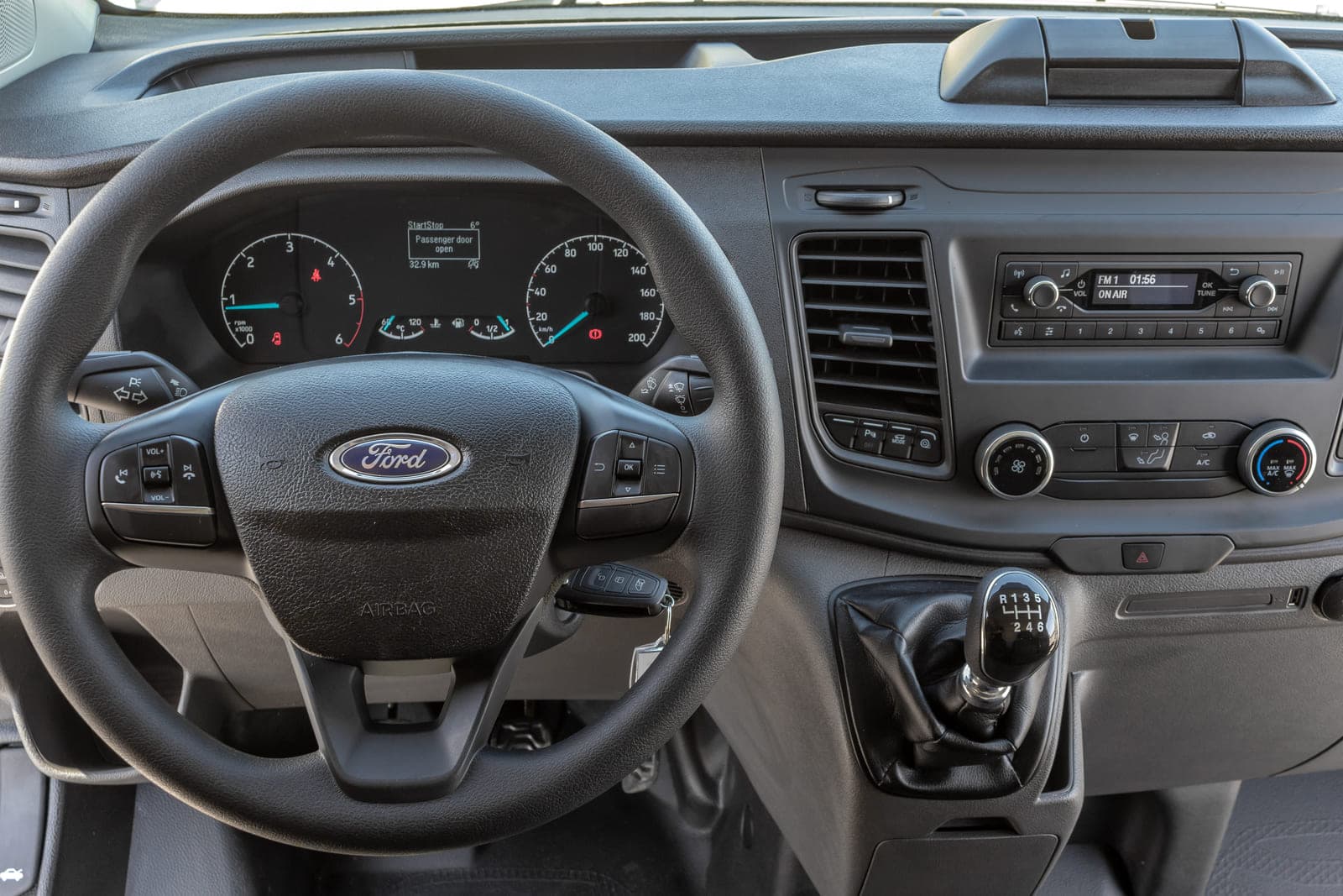https://topmobility-prod-cms.s3.eu-central-1.amazonaws.com/ford_custom_cargo_steering_wheel_dashboard_b657d80471.jpg