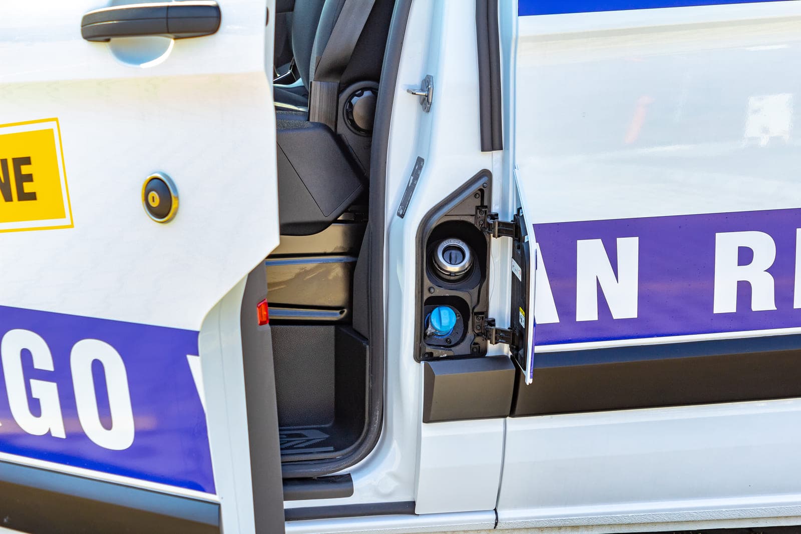 https://topmobility-prod-cms.s3.eu-central-1.amazonaws.com/ford_custom_cargo_van_fuel_tank_ac098a9399.jpg