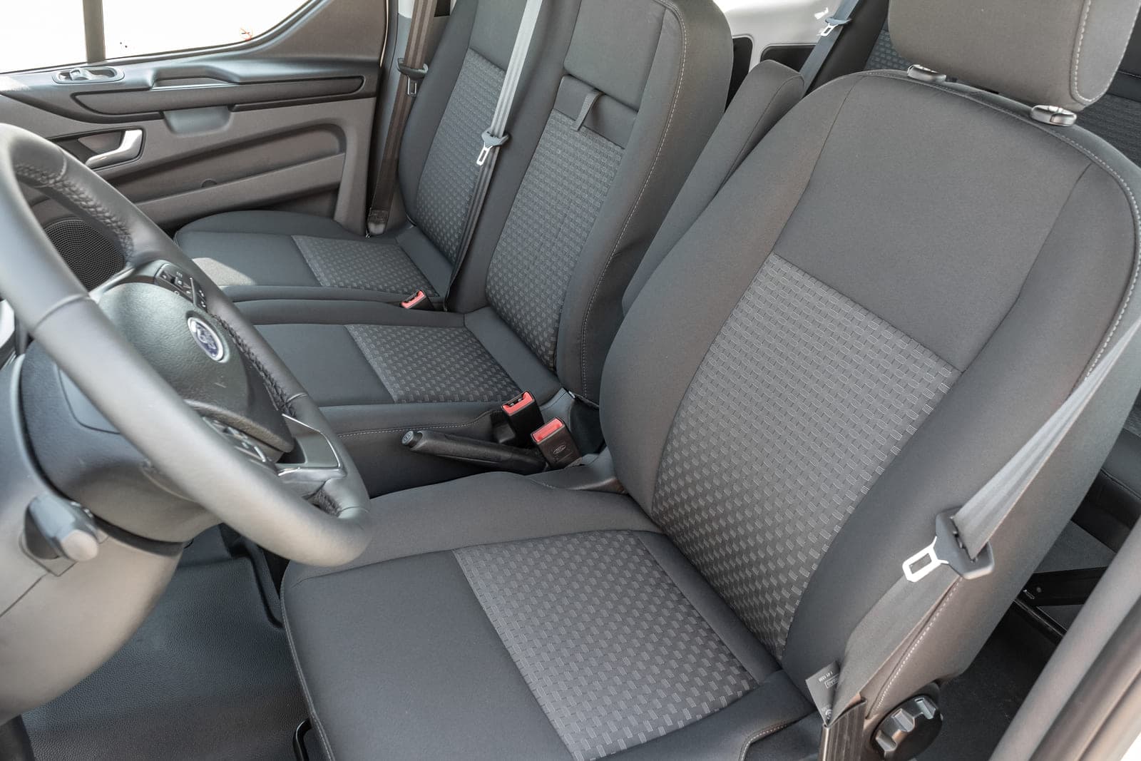 https://topmobility-prod-cms.s3.eu-central-1.amazonaws.com/ford_custom_passenger_front_seats_160188f4cc.jpg