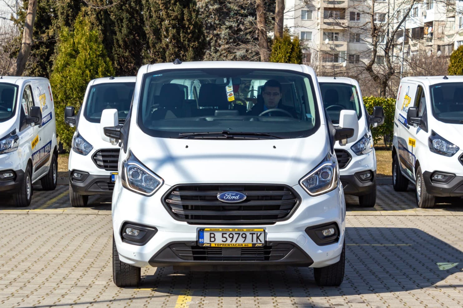 https://topmobility-prod-cms.s3.eu-central-1.amazonaws.com/ford_custom_passenger_front_view_7f8ef9b3a0.jpg