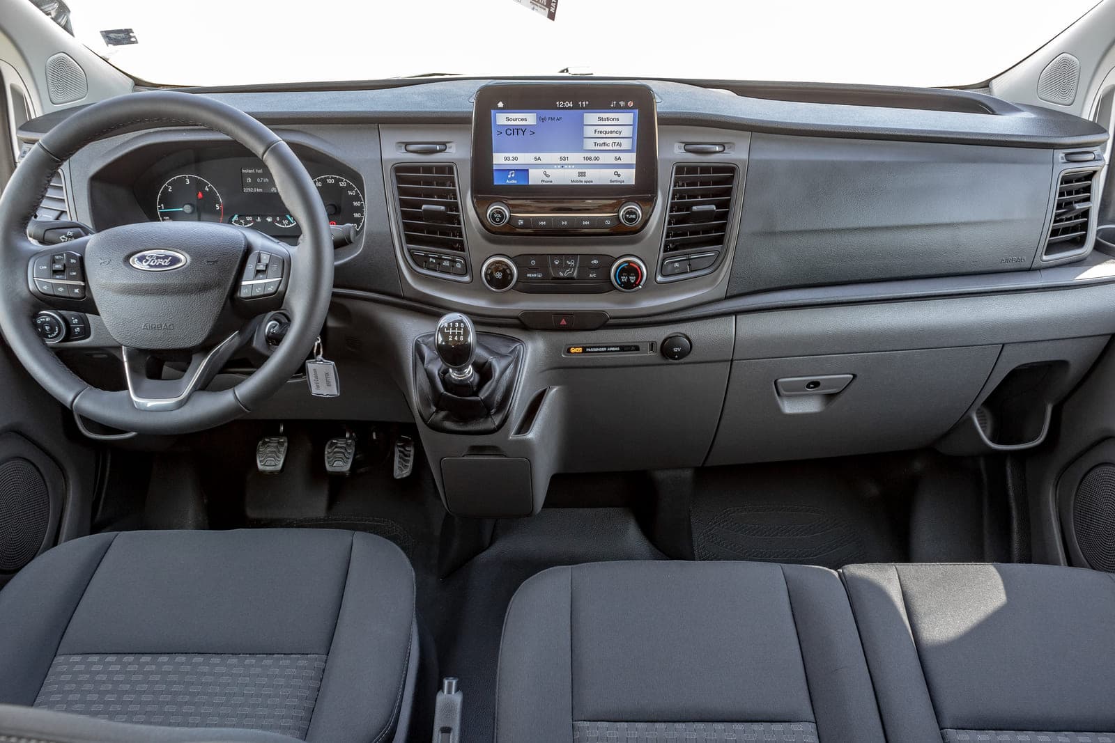 https://topmobility-prod-cms.s3.eu-central-1.amazonaws.com/ford_custom_passenger_interior_1a1cbcb178.jpg