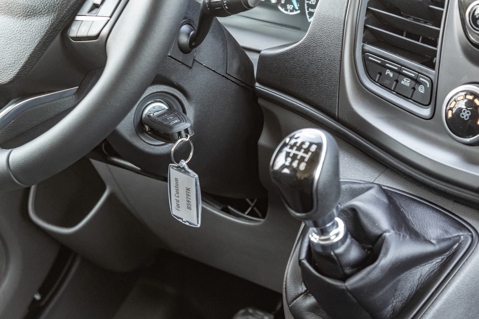 https://topmobility-prod-cms.s3.eu-central-1.amazonaws.com/ford_custom_passenger_manual_gearbox_07eb9cb1b6.jpg
