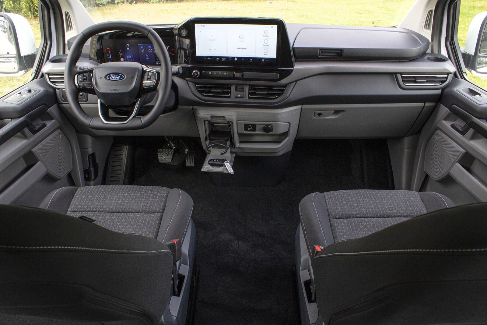 https://topmobility-prod-cms.s3.eu-central-1.amazonaws.com/ford_tourneo_custom_aut_interior_3da72bb3e4.jpg