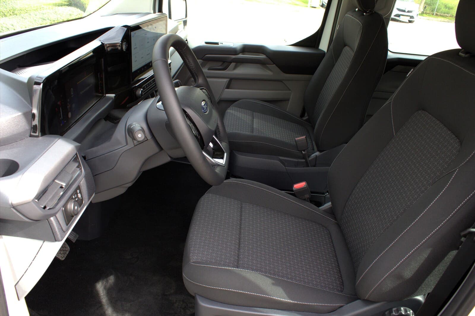 https://topmobility-prod-cms.s3.eu-central-1.amazonaws.com/ford_tourneo_custom_front_seats_6fe9da8c8d.jpg