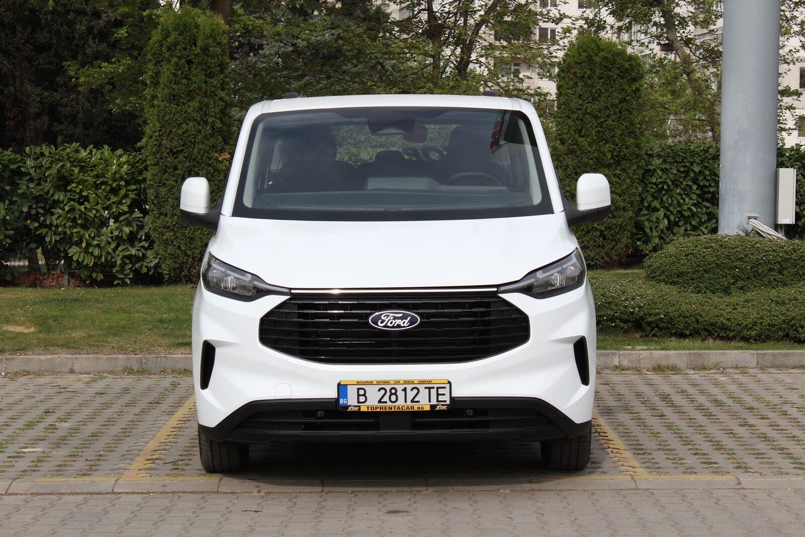 https://topmobility-prod-cms.s3.eu-central-1.amazonaws.com/ford_tourneo_custom_front_view_2d05a9a93c.jpg