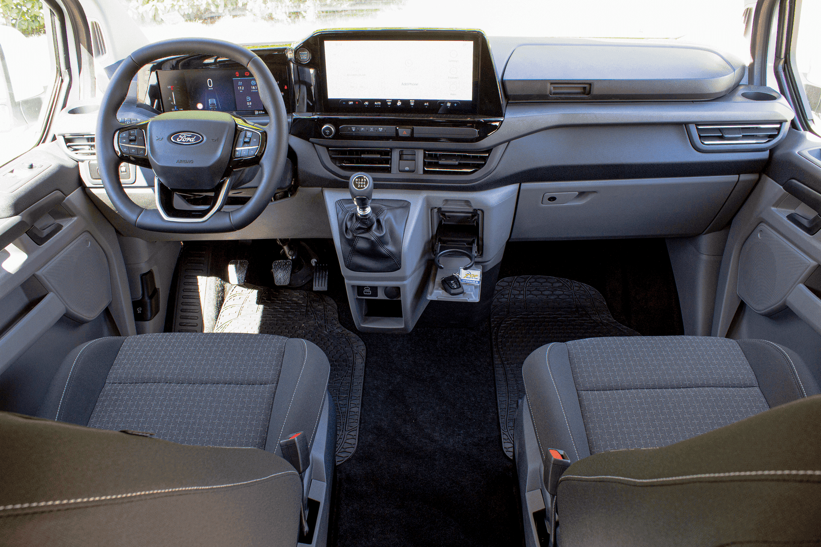https://topmobility-prod-cms.s3.eu-central-1.amazonaws.com/ford_tourneo_custom_manual_interior_fcadc2a9f5.png