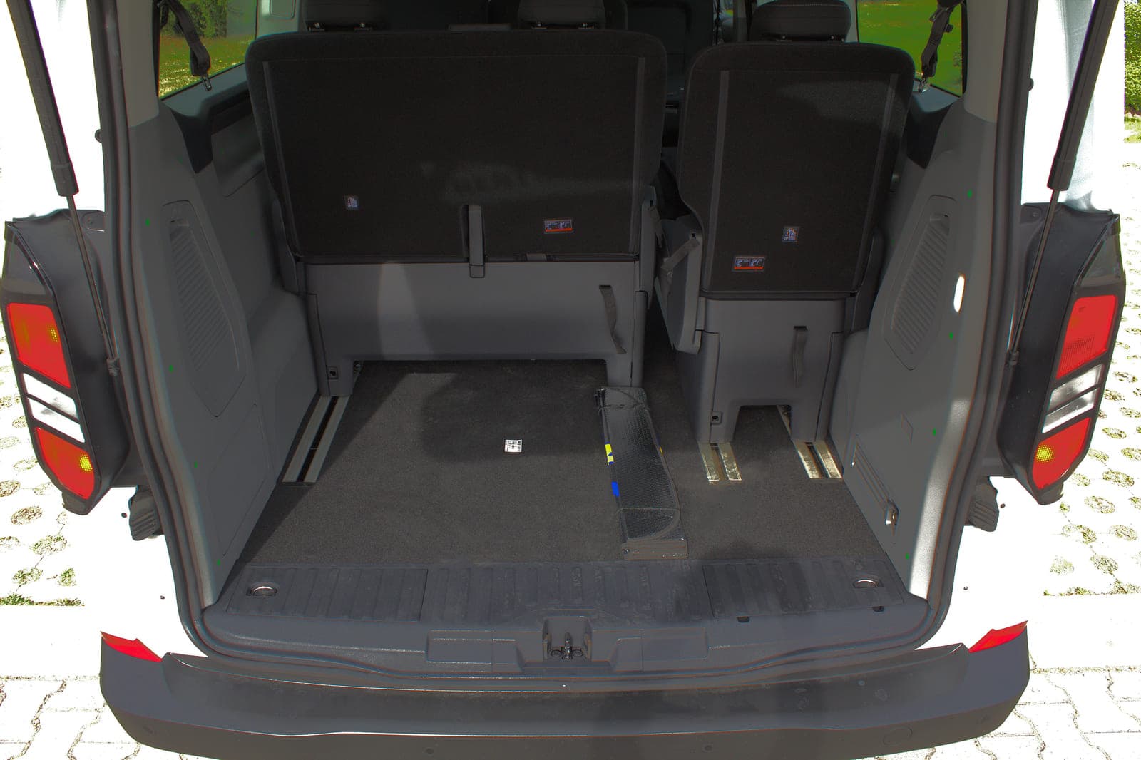 https://topmobility-prod-cms.s3.eu-central-1.amazonaws.com/ford_tourneo_custom_trunk_e260819676.jpg