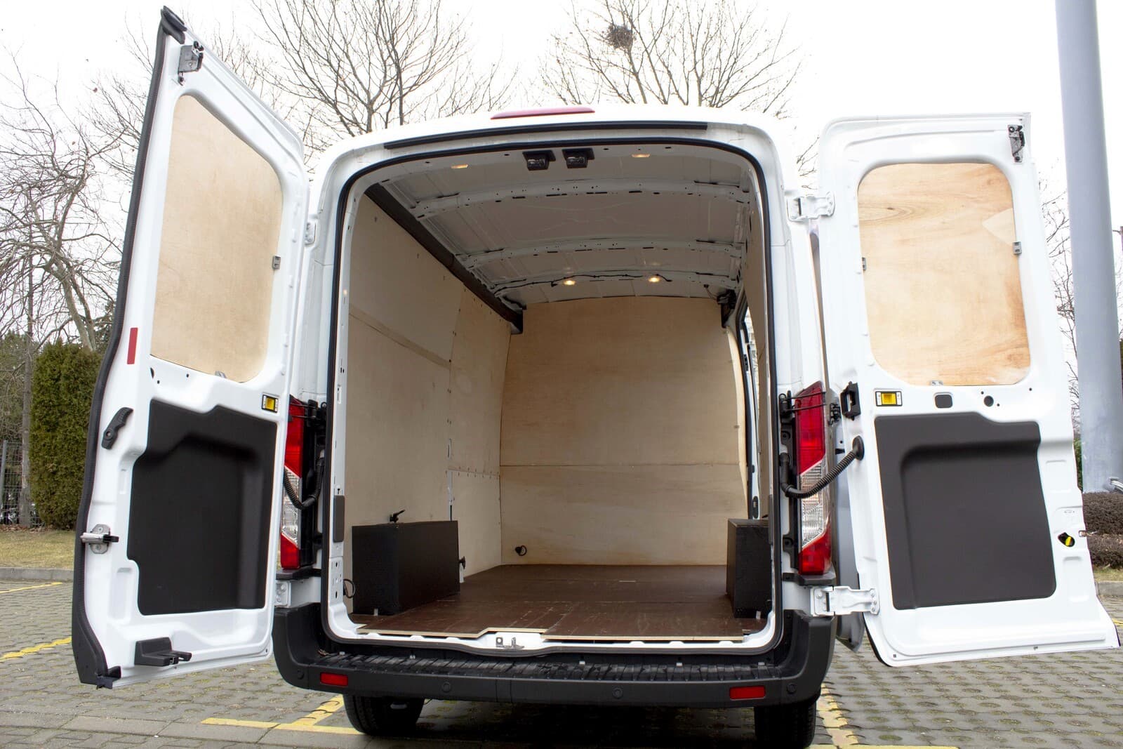 https://topmobility-prod-cms.s3.eu-central-1.amazonaws.com/ford_transit_back_opened_doors_0e69fb9dd7.jpg