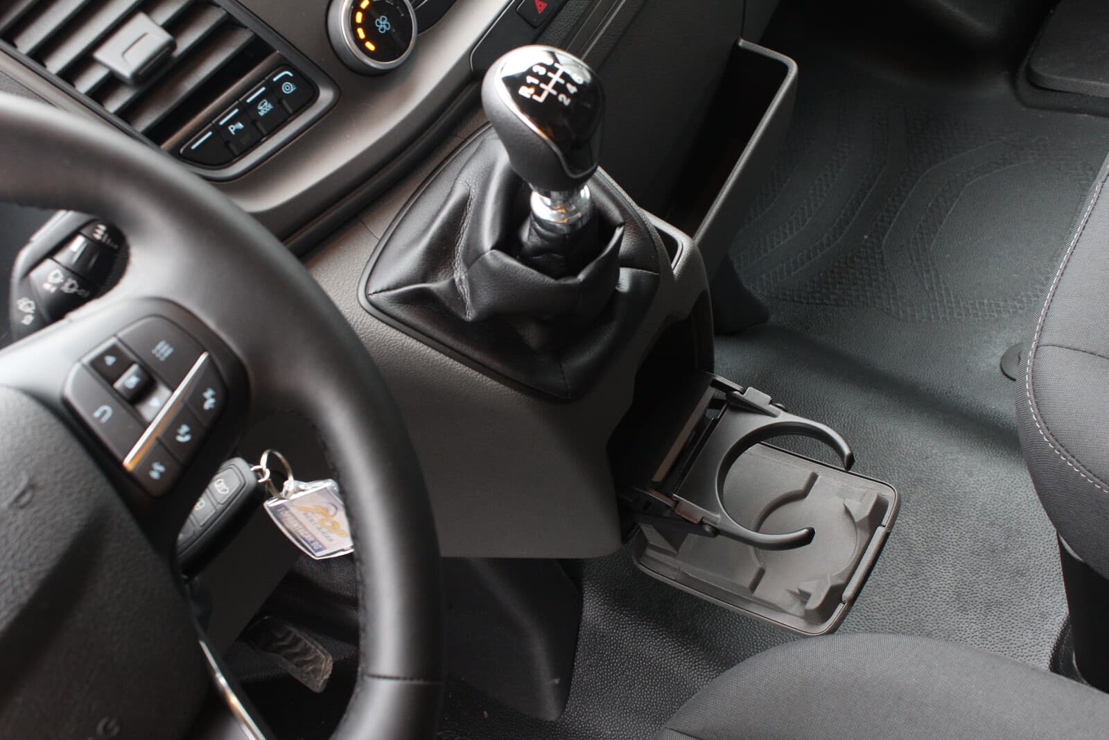 https://topmobility-prod-cms.s3.eu-central-1.amazonaws.com/ford_transit_cup_holder_8145ebfa98.jpg