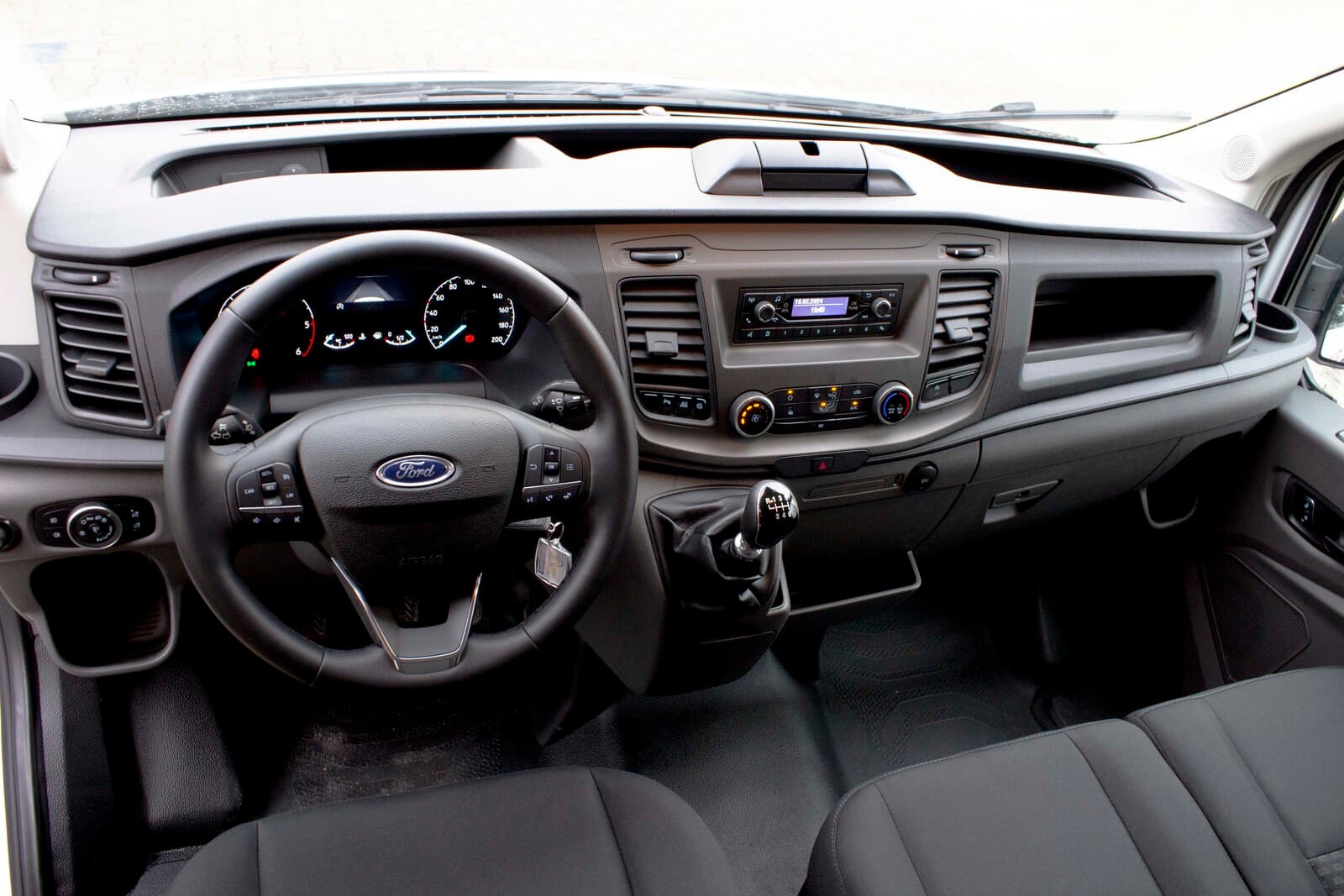 https://topmobility-prod-cms.s3.eu-central-1.amazonaws.com/ford_transit_dashboard_0a40a8df39.jpg