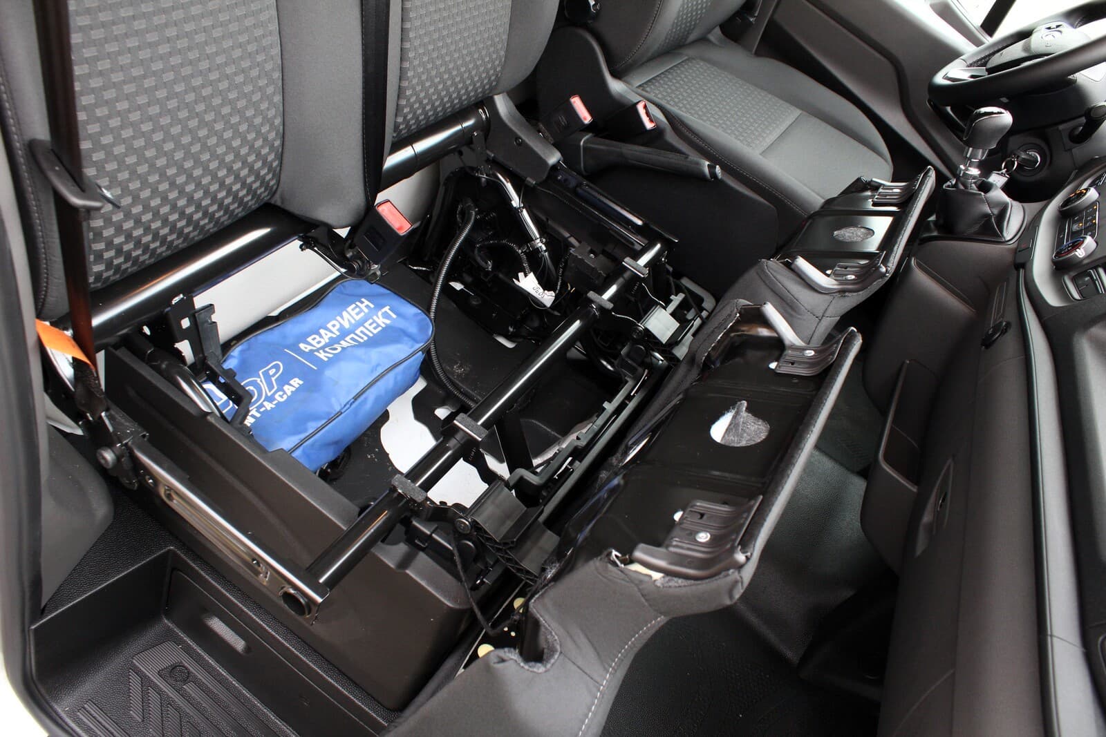 https://topmobility-prod-cms.s3.eu-central-1.amazonaws.com/ford_transit_emergency_kit_56eefa91c1.jpg