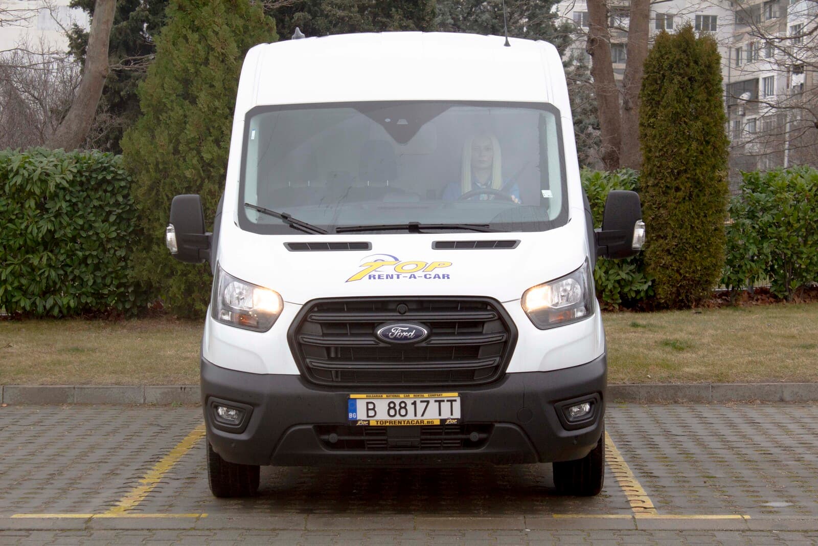 https://topmobility-prod-cms.s3.eu-central-1.amazonaws.com/ford_transit_front_view_b521698b48.jpg