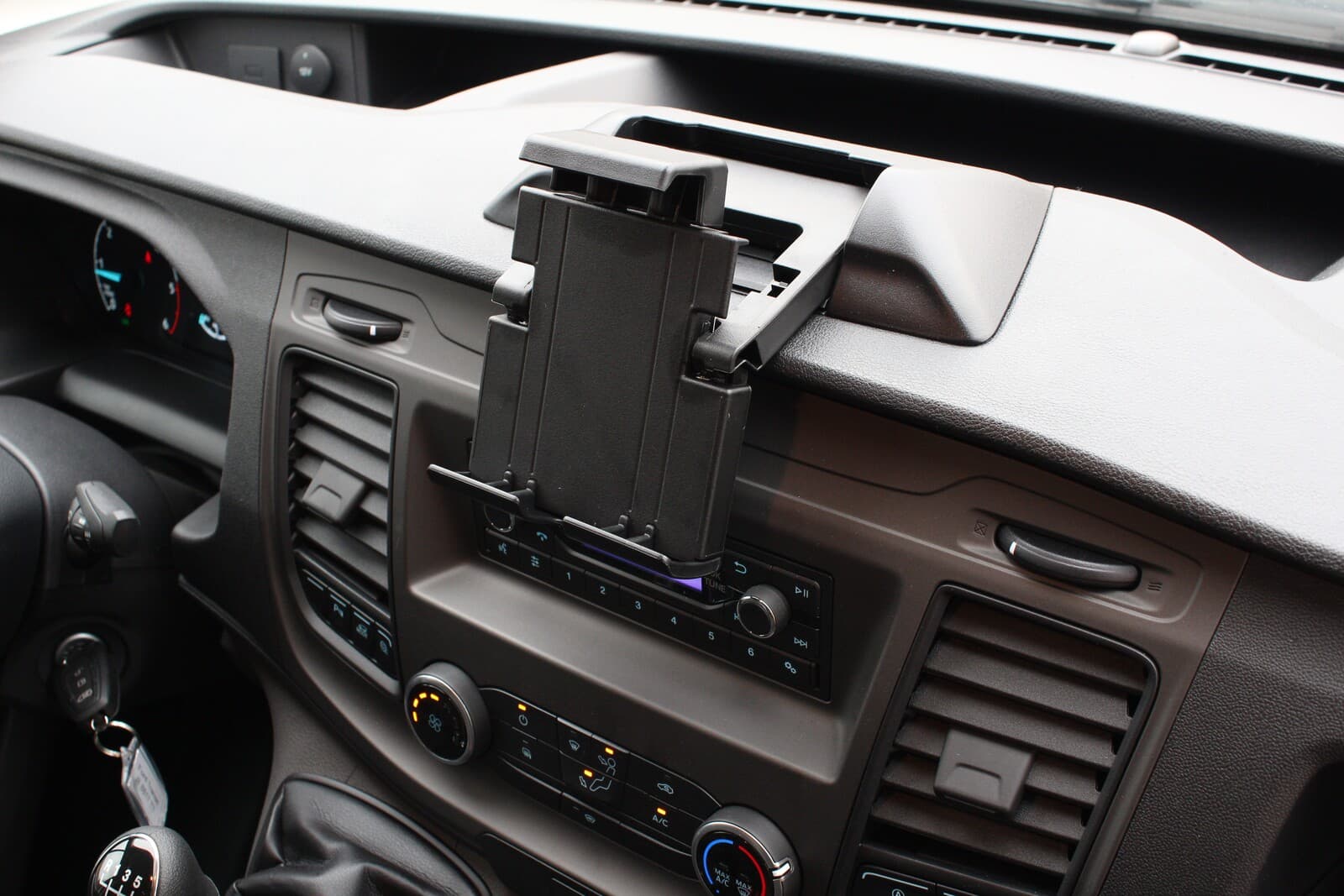 https://topmobility-prod-cms.s3.eu-central-1.amazonaws.com/ford_transit_phone_holder_8c8fbda6a4.jpg