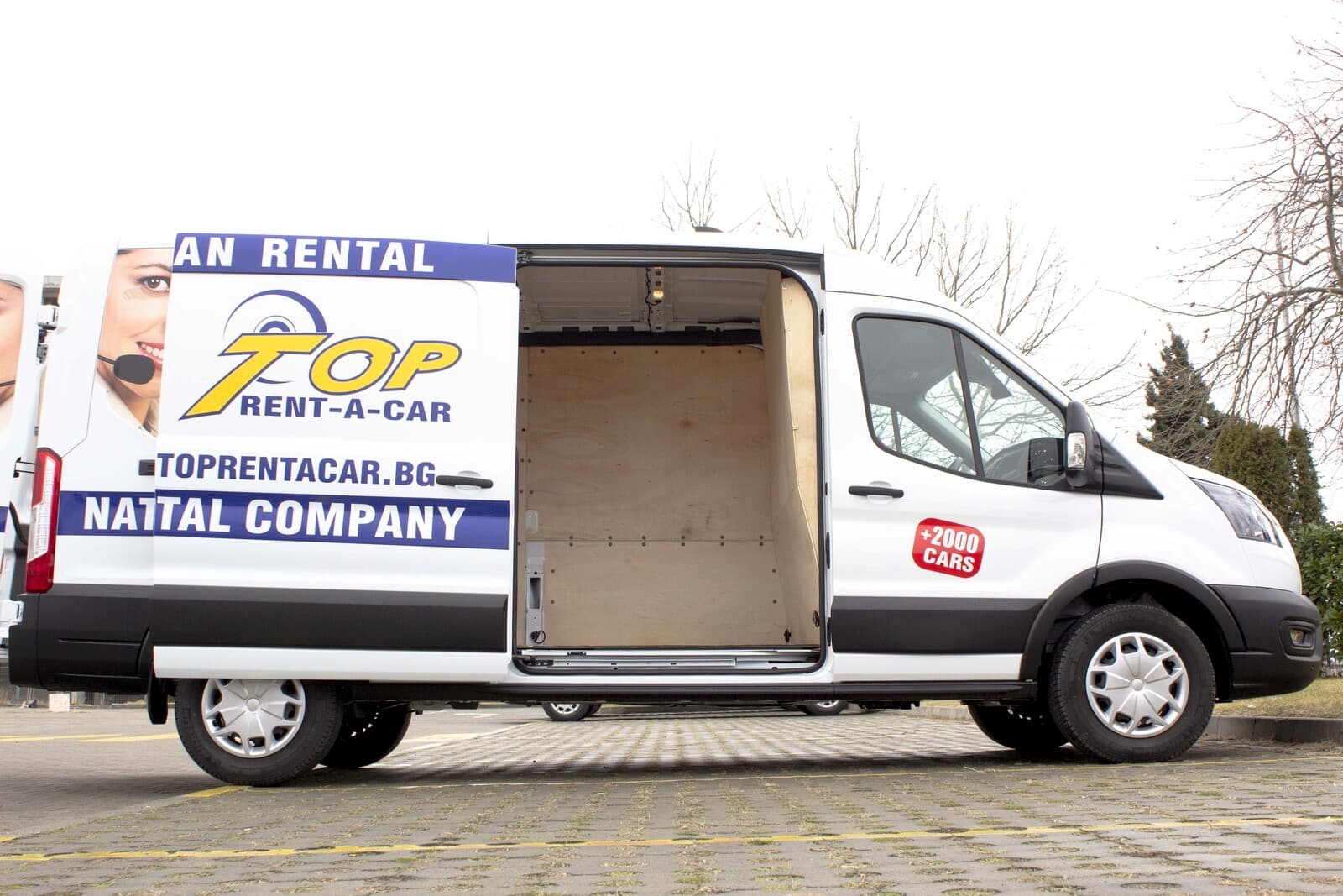 https://topmobility-prod-cms.s3.eu-central-1.amazonaws.com/ford_transit_side_door_4d1b4ba696.jpg