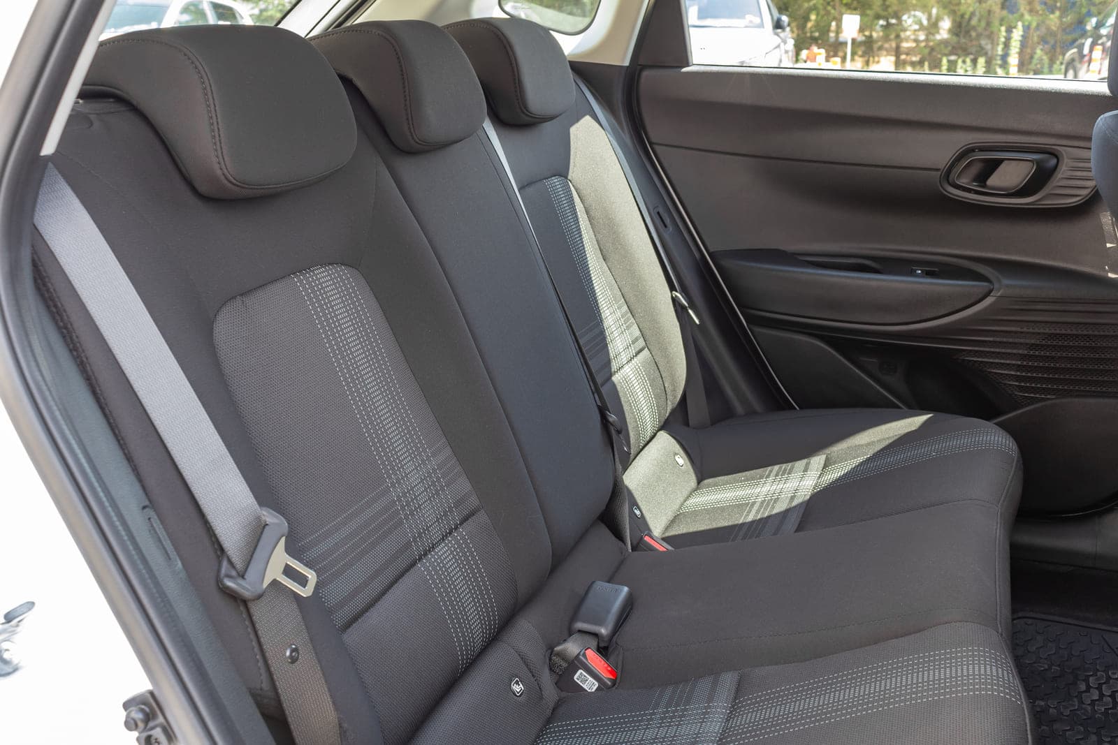 https://topmobility-prod-cms.s3.eu-central-1.amazonaws.com/hyundai_i20_2025_back_seats_f63aaee8b6.jpg