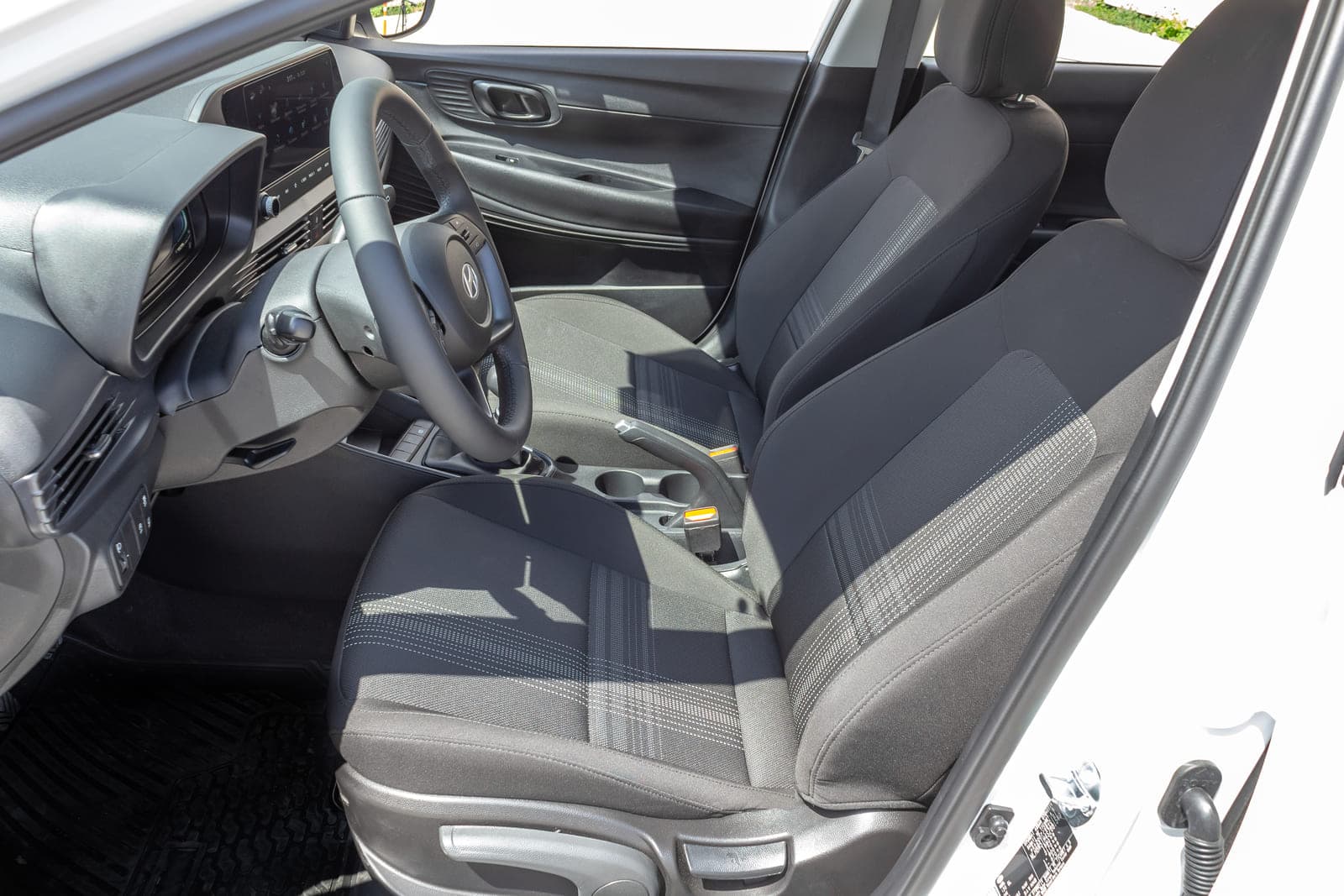 https://topmobility-prod-cms.s3.eu-central-1.amazonaws.com/hyundai_i20_2025_front_seats_e98a1e7534.jpg