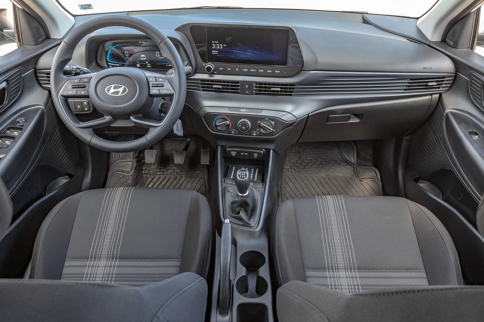 https://topmobility-prod-cms.s3.eu-central-1.amazonaws.com/hyundai_i20_2025_interior_b428d0f32c.jpg
