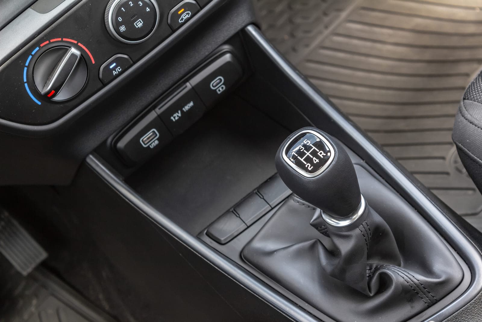 https://topmobility-prod-cms.s3.eu-central-1.amazonaws.com/hyundai_i20_2025_manual_gearbox_4b98614d06.jpg