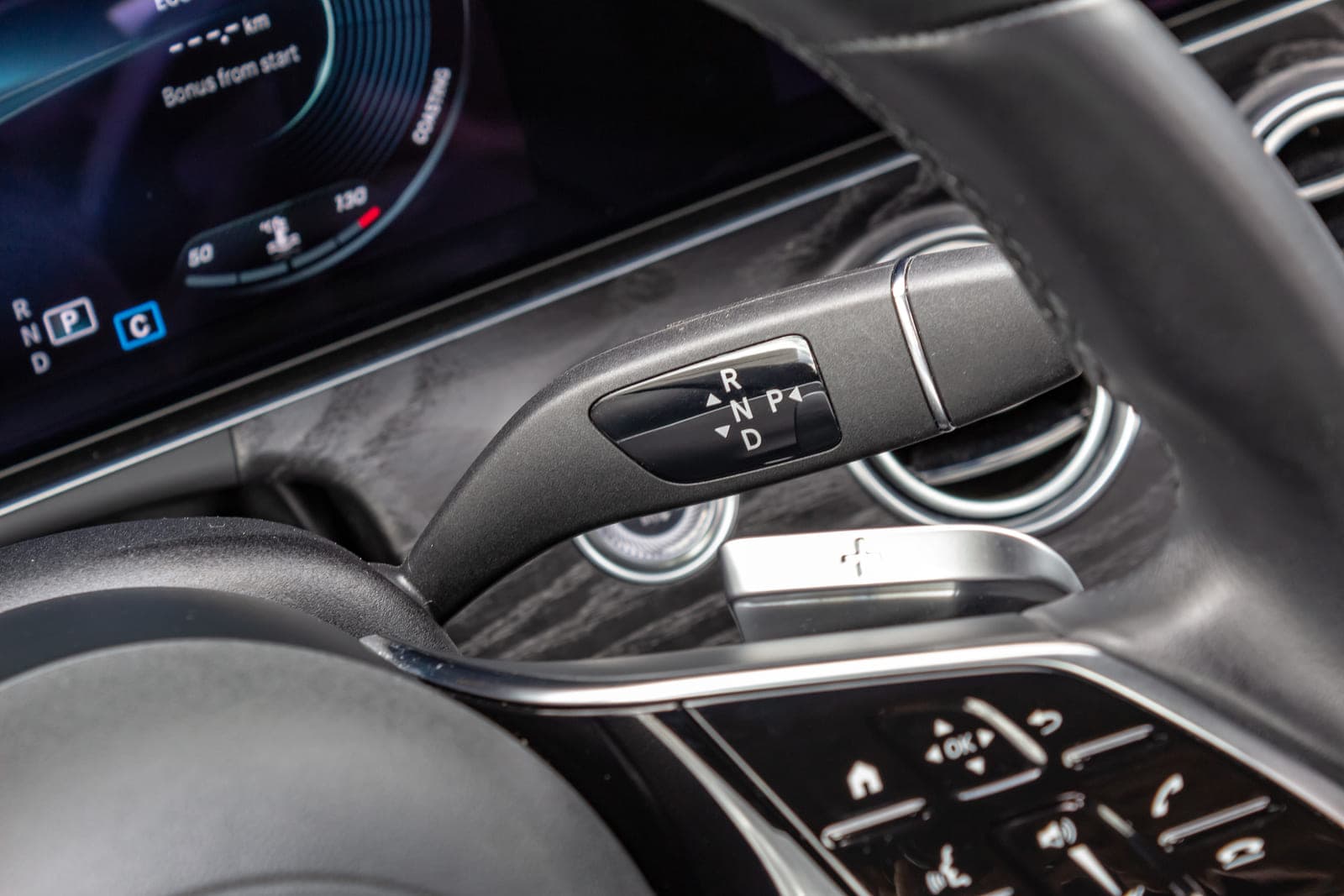 https://topmobility-prod-cms.s3.eu-central-1.amazonaws.com/mercedes_benz_e_class_2021_automatic_gear_lever_b15fee04f2.jpg