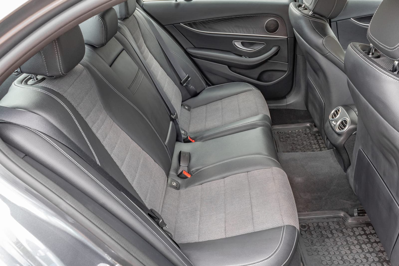 https://topmobility-prod-cms.s3.eu-central-1.amazonaws.com/mercedes_benz_e_class_2021_back_seats_4a5eae3af1.jpg