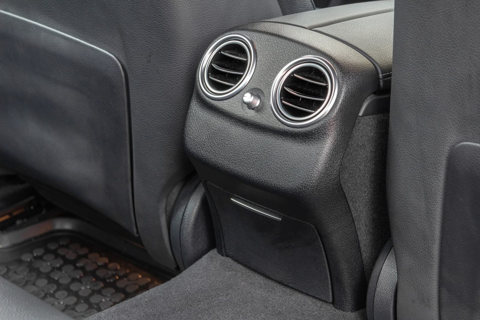 https://topmobility-prod-cms.s3.eu-central-1.amazonaws.com/mercedes_benz_e_class_2021_back_seats_ac_ea447d5e4b.jpg