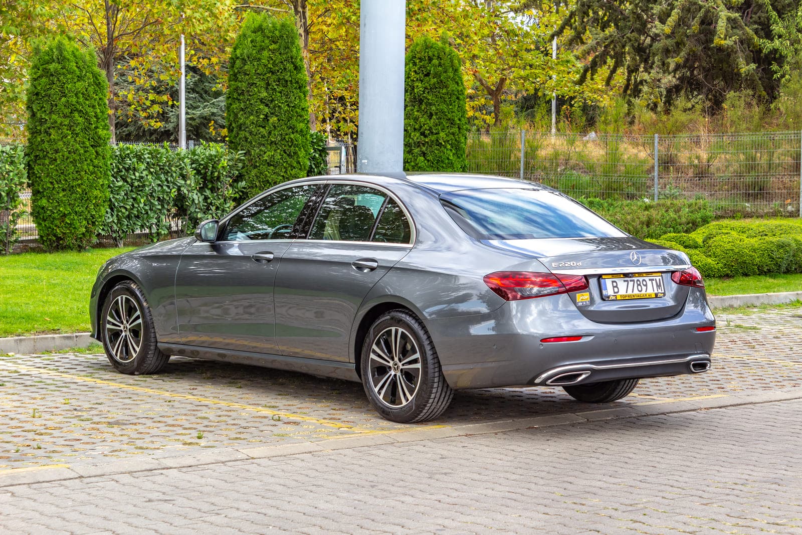 https://topmobility-prod-cms.s3.eu-central-1.amazonaws.com/mercedes_benz_e_class_2021_car_rental_e9e0b96d8f.jpg