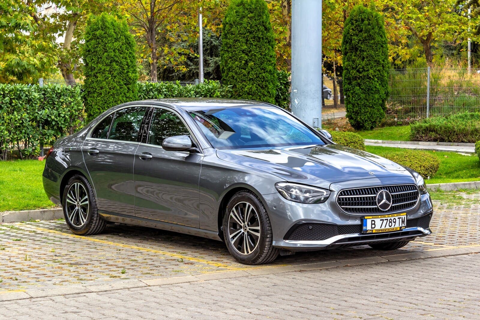 https://topmobility-prod-cms.s3.eu-central-1.amazonaws.com/mercedes_benz_e_class_2021_for_rent_03dc87cbac.jpg