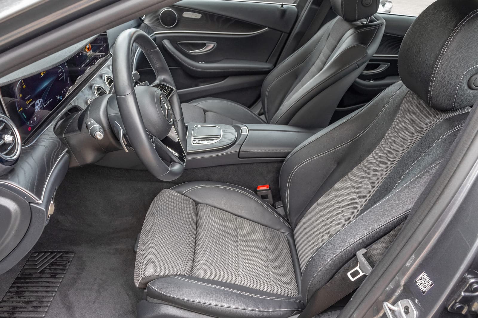 https://topmobility-prod-cms.s3.eu-central-1.amazonaws.com/mercedes_benz_e_class_2021_front_seats_bf9bef5e99.jpg
