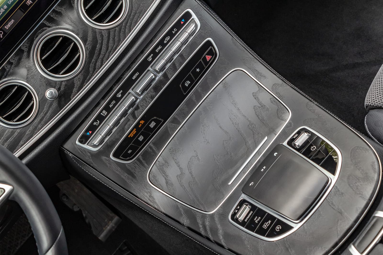 https://topmobility-prod-cms.s3.eu-central-1.amazonaws.com/mercedes_benz_e_class_2021_interior_details_7a73a0e564.jpg