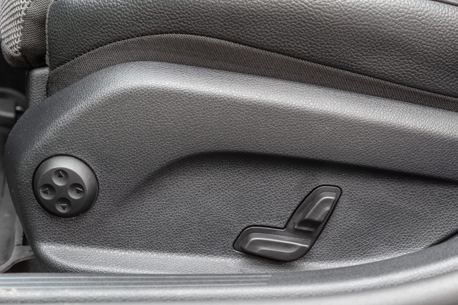 https://topmobility-prod-cms.s3.eu-central-1.amazonaws.com/mercedes_benz_e_class_2021_seat_control_d7410e9794.jpg