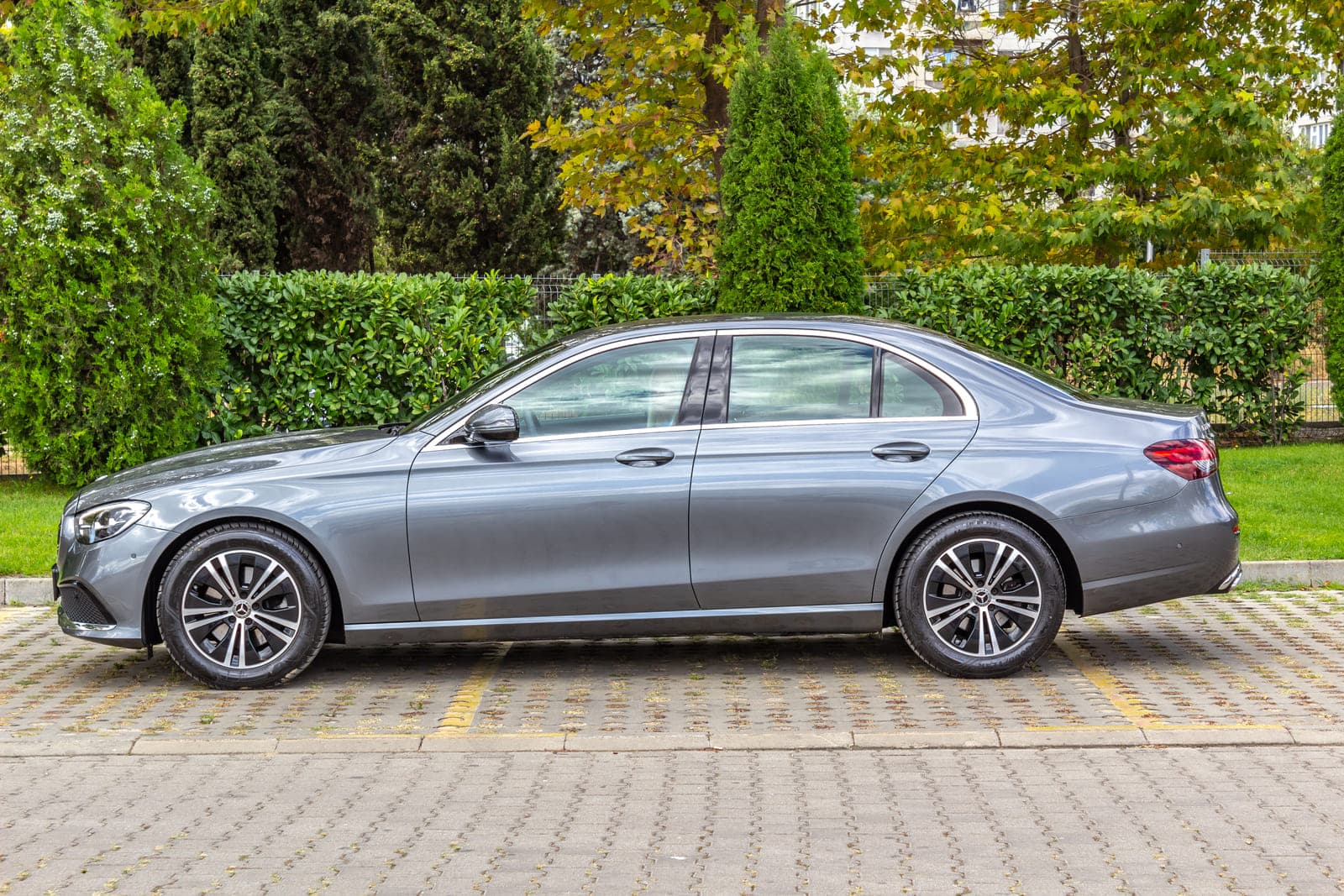 https://topmobility-prod-cms.s3.eu-central-1.amazonaws.com/mercedes_benz_e_class_2021_side_view_aefc600173.jpg