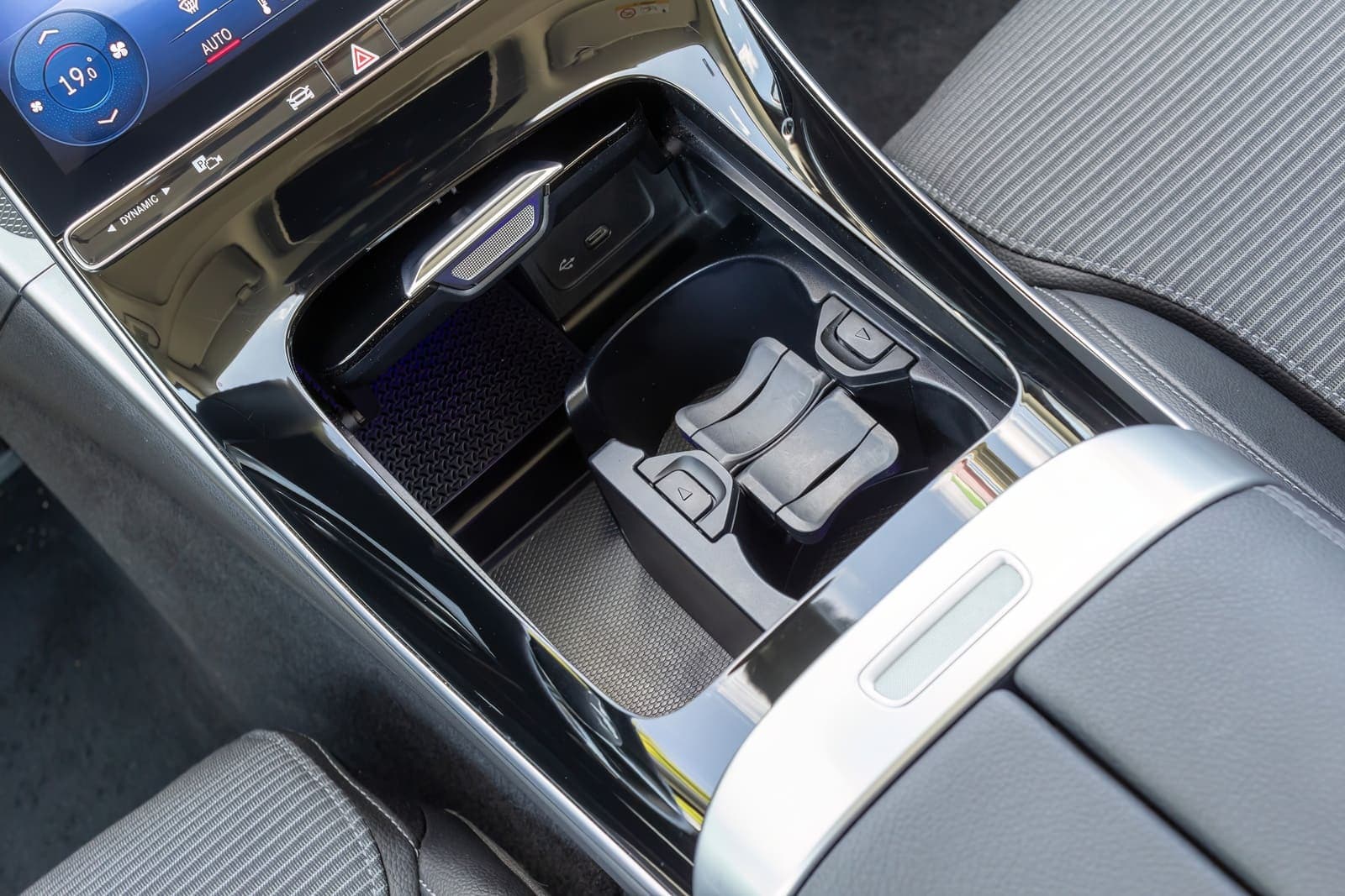 https://topmobility-prod-cms.s3.eu-central-1.amazonaws.com/mercedes_c_class_interior_details_4840a8b587.jpg