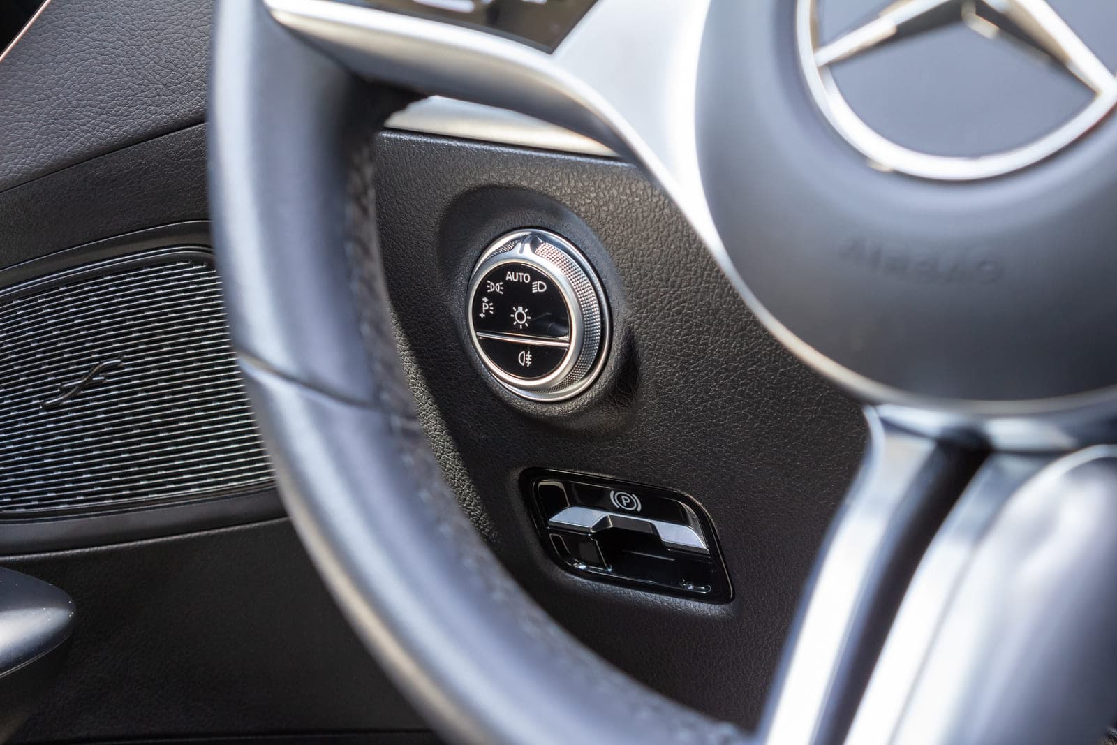 https://topmobility-prod-cms.s3.eu-central-1.amazonaws.com/mercedes_c_class_lights_ce7329ac61.jpg