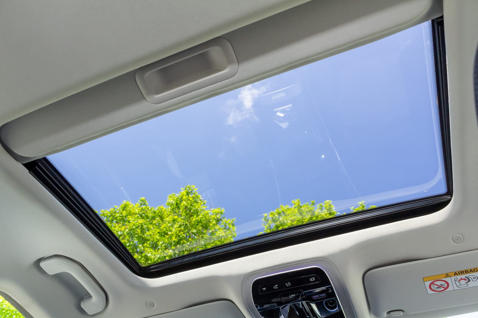 https://topmobility-prod-cms.s3.eu-central-1.amazonaws.com/mercedes_c_class_panoramic_roof_02fa420c79.jpg