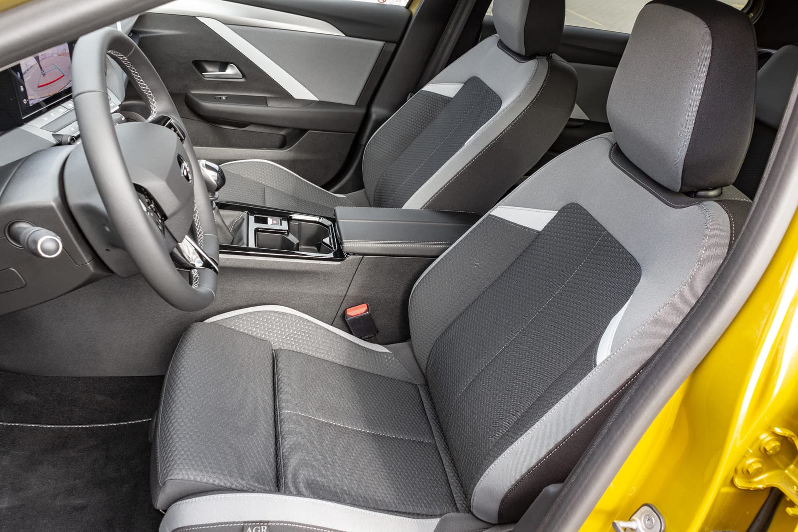 https://topmobility-prod-cms.s3.eu-central-1.amazonaws.com/opel_astra_front_seats_32faa447ba.jpg