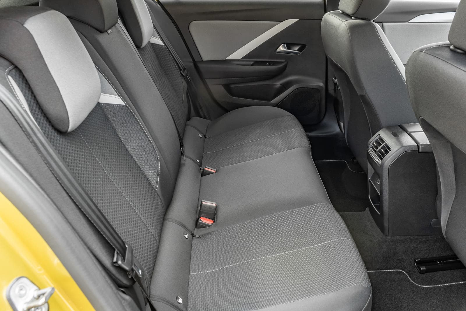 https://topmobility-prod-cms.s3.eu-central-1.amazonaws.com/opel_astra_rear_seats_d25c119d7a.jpg