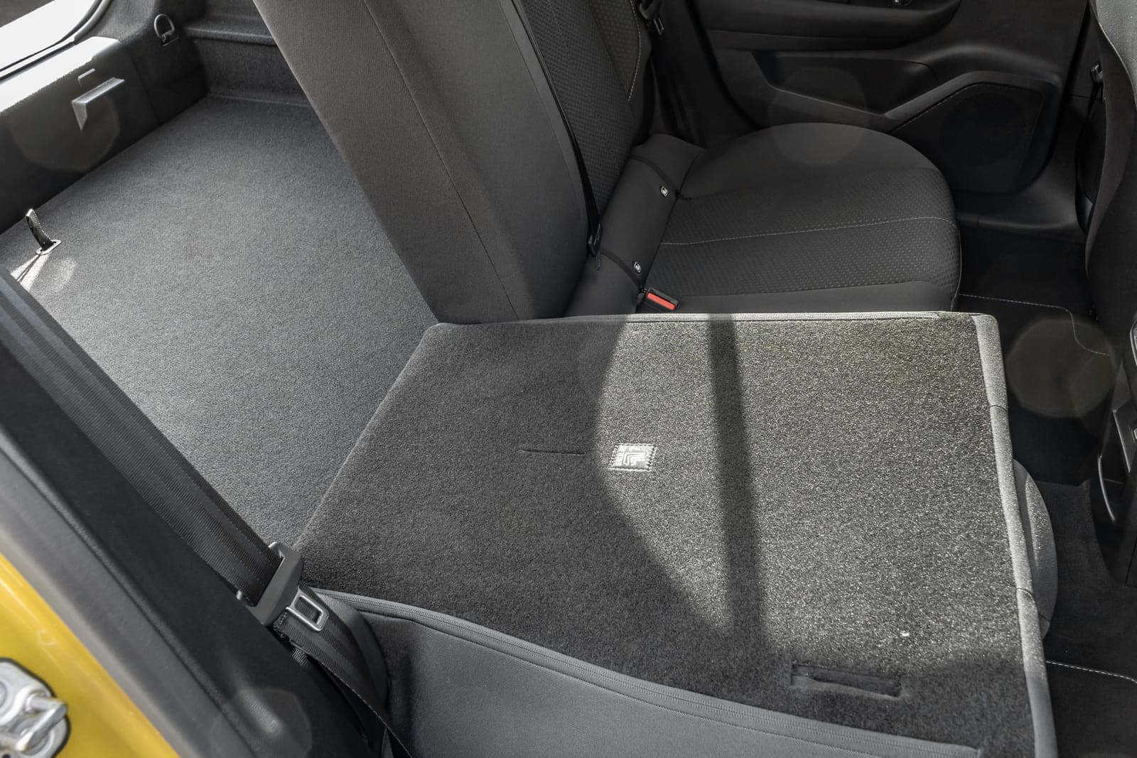 https://topmobility-prod-cms.s3.eu-central-1.amazonaws.com/opel_astra_rear_seats_folding_c371e21b41.jpg